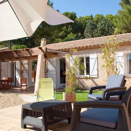 La Grande Auguiere, Familiale Et Spacieuse Au Coeur Du Vignoble Et A 300m De La Hyeres