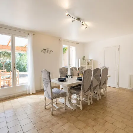 La Grande Auguiere, Familiale Et Spacieuse Au Coeur Du Vignoble Et A 300m De La Hyeres