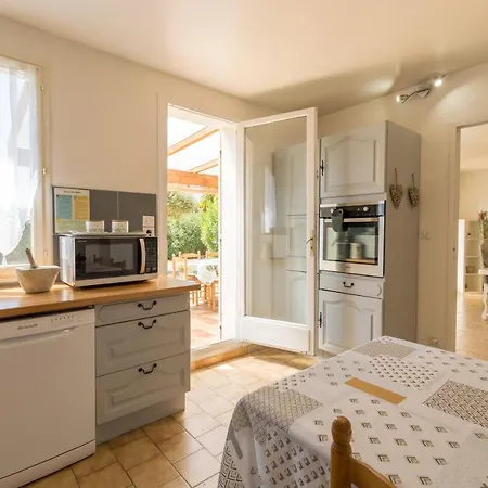 Villa La Grande Auguiere, Familiale Et Spacieuse Au Coeur Du Vignoble Et A 300m De La Hyeres